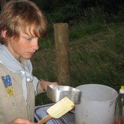 Gamellekes eerst uitschrapen... - Scouts en Gidsen Zaventem 